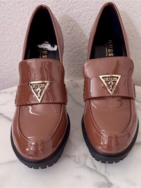 GUESS caramel Patent Loafer,pump,Gold Triangle Logo 9.5 statement pump,dinner
